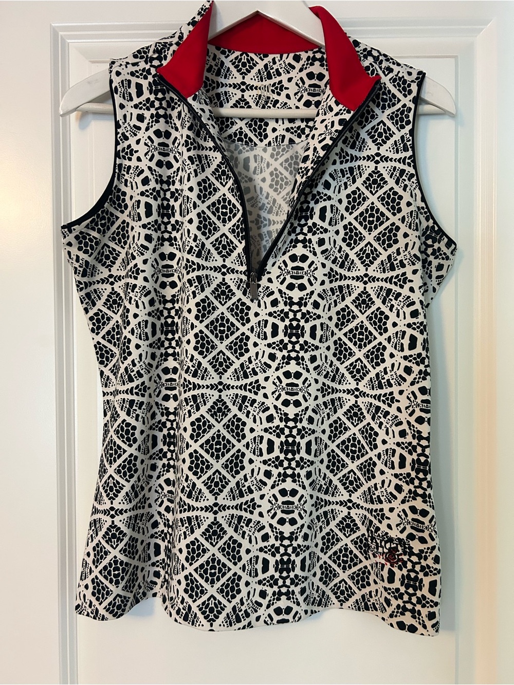 Tail Black & White Geometric Sleeveless Las Vegas Paiute Golf Top w/ Red Collar